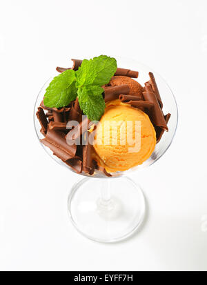 Palline di gelato decorata con riccioli di cioccolato Foto Stock