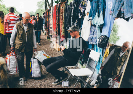 Le persone si sono riunite in Mauerpark in un pomeriggio soleggiato. Foto Stock