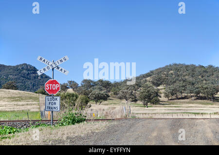 Incrocio ferroviario sulla strada rurale, Northwest pendici del NSW Australia Foto Stock