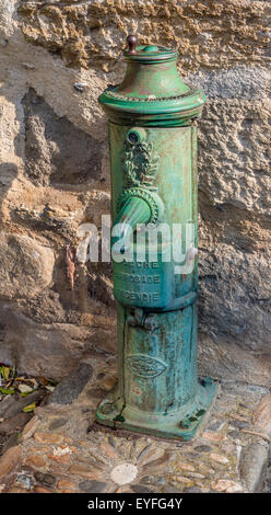 Vecchio ghisa idrante, st-come-d'Olt, Francia Foto Stock