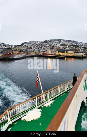 Lasciare il porto di Harstad a bordo della nave Hurtigruten MS Nordlys, la più grande città sulle isole Vesteralen; Norvegia Foto Stock