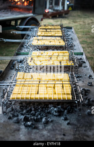 Polenta gialla che brindisi sulla brace di legno. Foto Stock