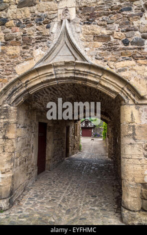 Archway nel vecchio edificio nel piccolo borgo medievale di st-eulalie-d'Olt, Francia Foto Stock