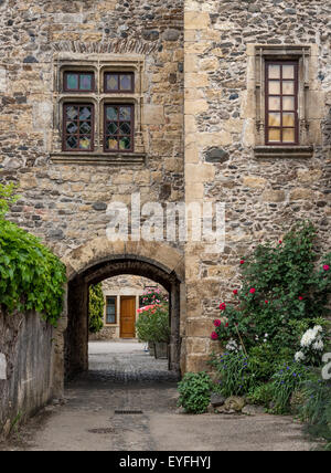 Parte del vecchio castello nel piccolo borgo medievale di st-eulalie-d'Olt, Francia Foto Stock