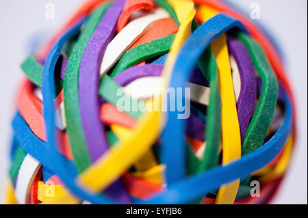 Colorato extreme close-up di una sfera rubberband. Foto Stock