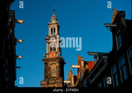 Vista lungo la strada delle case a capanna a Oude Lutherse Kerk (Chiesa) al crepuscolo; Amsterdam, Olanda Foto Stock