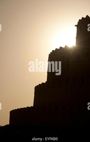 Silhouette di Al Jahili fort; Al Ain, Emirati Arabi Uniti Foto Stock