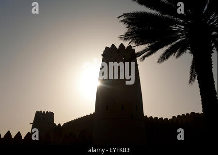 Silhouette di Al Jahili fort; Al Ain, Emirati Arabi Uniti Foto Stock