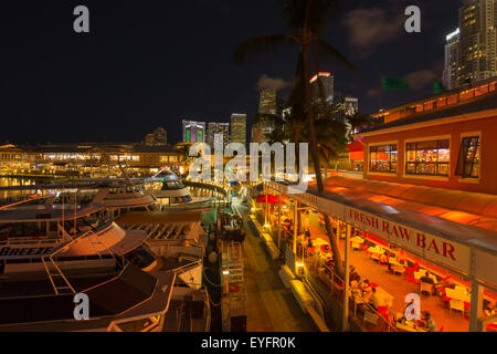 Ristoranti Bayside Marketplace MARINA skyline del centro di Miami, Florida, Stati Uniti d'America Foto Stock