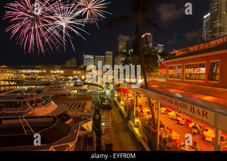 Ristoranti Bayside Marketplace MARINA skyline del centro di Miami, Florida, Stati Uniti d'America Foto Stock