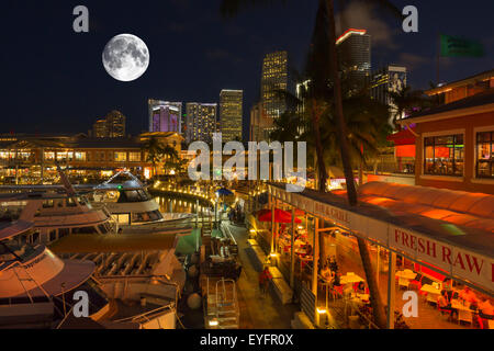 Ristoranti Bayside Marketplace MARINA skyline del centro di Miami, Florida, Stati Uniti d'America Foto Stock