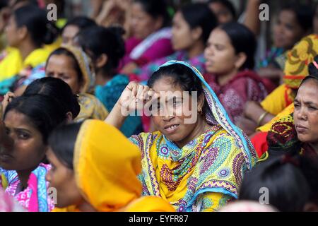 Dacca in Bangladesh. 28 Luglio, 2015. I dipendenti di Swan indumenti raccogliere al di fuori del National Press Club a Dhaka durante una dimostrazione per il pagamento immediato dei loro salari accumulata dopo la fabbrica chiuse in aprile 2015. Foto Stock