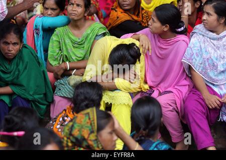 Dacca in Bangladesh. 28 Luglio, 2015. I dipendenti di Swan indumenti raccogliere al di fuori del National Press Club a Dhaka durante una dimostrazione per il pagamento immediato dei loro salari accumulata dopo la fabbrica chiuse in aprile 2015. Foto Stock