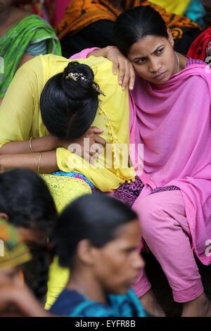 Dacca in Bangladesh. 28 Luglio, 2015. I dipendenti di Swan indumenti raccogliere al di fuori del National Press Club a Dhaka durante una dimostrazione per il pagamento immediato dei loro salari accumulata dopo la fabbrica chiuse in aprile 2015. Foto Stock