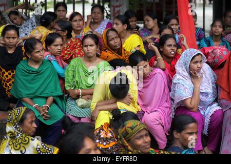 Dacca in Bangladesh. 28 Luglio, 2015. I dipendenti di Swan indumenti raccogliere al di fuori del National Press Club a Dhaka durante una dimostrazione per il pagamento immediato dei loro salari accumulata dopo la fabbrica chiuse in aprile 2015. Foto Stock