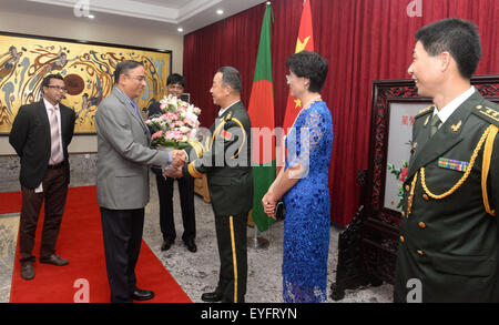 Dacca in Bangladesh. 28 Luglio, 2015. Addetto militare dell'Ambasciata cinese in Bangladesh Zhang Wei (terza R) accoglie gli ospiti durante un ricevimento segna il 88° anniversario della fondazione del popolo cinese della Esercito di Liberazione (PLA) a Dhaka, nel Bangladesh, 28 luglio 2015. © Shariful Islam/Xinhua/Alamy Live News Foto Stock