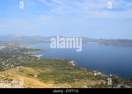 Vista della Baia di Pollensa dal sentiero escursionistico vicino a Alcudia, Maiorca, Spagna. Foto Stock