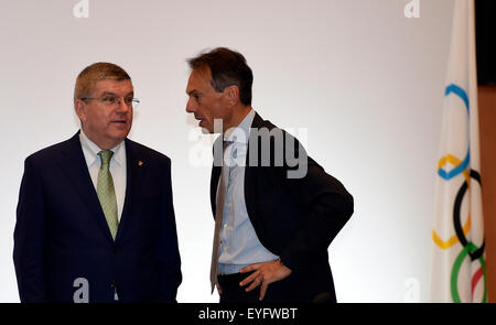 Kuala Lumpur, Malesia. 29 Luglio, 2015. Il presidente del Comitato Olimpico Internazionale (IOC) Thomas Bach (L) parla con un delegato in anticipo del CIO Comitato esecutivo riunione svoltasi a Kuala Lumpur, Malesia, 29 luglio 2015. © Gong Lei/Xinhua/Alamy Live News Foto Stock