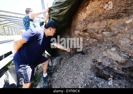 (150729) -- HARBIN, luglio 29, 2015 (Xinhua) -- un ricercatore mostra incenerimento box a sinistra da invasori Giapponesi presso i resti del Giappone del famigerato unità 731 sede a Harbin, a nord-est della Cina di Provincia di Heilongjiang, 28 luglio 2015. Incenerimento di box e tracce di esplosivi a sinistra da invasori giapponese di distruggere le prove sono stati rinvenuti presso i resti del Giappone del famigerato unità 731 sede di Harbin. Le nuove risultanze erano parte di un'operazione per distruggere un laboratorio di batteri e masterizzazione di strutture sperimentali presso il sito. L'unità 731 è stato un top-secret biologico e chimico di ricerca warfare ba Foto Stock