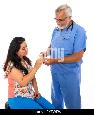 Medico con il paziente mostra pillole Foto Stock