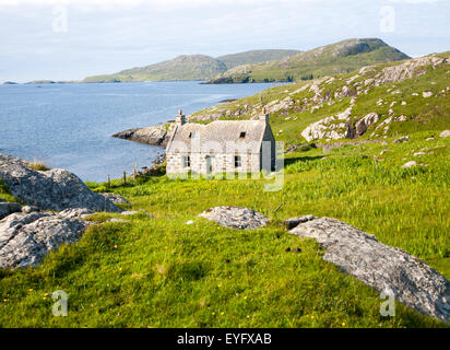 Abbandonato il Croft abbandonati cottage in posizione costiera sull isola Vatersay, Barra, Ebridi Esterne, Scotland, Regno Unito Foto Stock