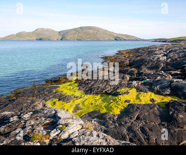 Vista Sandray isola da Bagh un Deas, South Bay, Vatersay isola, Barra, Ebridi Esterne, Scotland, Regno Unito Foto Stock