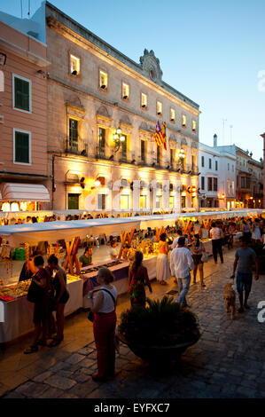 Mercato arti e mestieri in Placa De La Catedral in Ciutadella di notte, Menorca, isole Baleari, Spagna Foto Stock