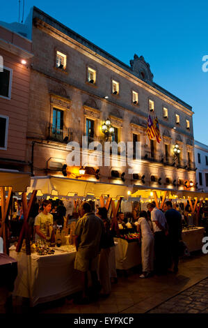 Mercato arti e mestieri in Placa De La Catedral in Ciutadella di notte, Menorca, isole Baleari, Spagna Foto Stock