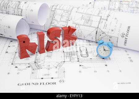 Blueprint e rischio di passare la scadenza fissata per il progetto di costruzione. Foto Stock