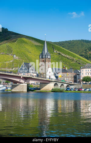 Townscape con il fiume Moselle, Bernkastel-Kues, valle della Mosella, Renania-Palatinato, Germania Foto Stock