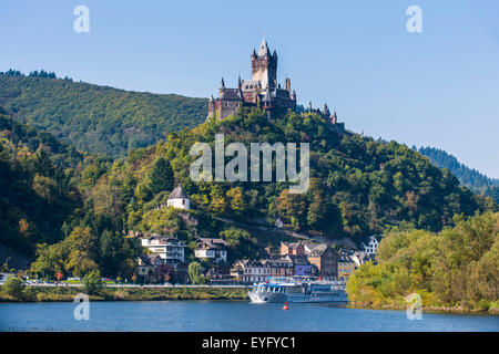 La nave di crociera passando il Castello Imperiale e la città di Cochem sul fiume Moselle, valle della Mosella, Renania-Palatinato Foto Stock