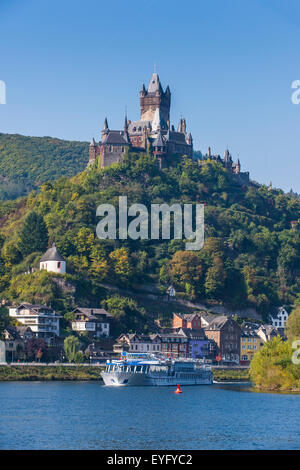 La nave di crociera passando il Castello Imperiale e la città di Cochem sul fiume Moselle, valle della Mosella, Renania-Palatinato Foto Stock