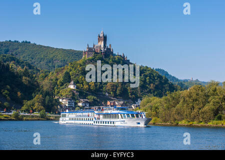 La nave di crociera passando il Castello Imperiale e la città di Cochem sul fiume Moselle, valle della Mosella, Renania-Palatinato Foto Stock