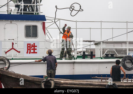 Dalian, cinese della provincia di Liaoning. 29 Luglio, 2015. Le guardie costiere effettuare un salvataggio in mare praticare a Dalian, a nord-est della Cina di Provincia di Liaoning, 29 luglio 2015. © Ziyun Gui/Xinhua/Alamy Live News Foto Stock