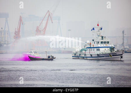 Dalian, cinese della provincia di Liaoning. 29 Luglio, 2015. Le guardie costiere di mettere fuori fuoco in un mare di punta di salvataggio di Dalian, a nord-est della Cina di Provincia di Liaoning, 29 luglio 2015. © Ziyun Gui/Xinhua/Alamy Live News Foto Stock