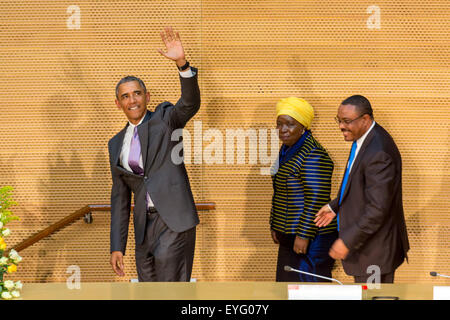 Etiopia ad Addis Abeba. 28 Luglio, 2015. Il presidente Obama onde per la folla entusiasta che frequentano il suo discorso, il 28 luglio 2015, presso il Nelson Mandela Hall dell'AU Conference Centre in Etiopia ad Addis Abeba. Credito: Dereje Belachew/Alamy Live News Foto Stock