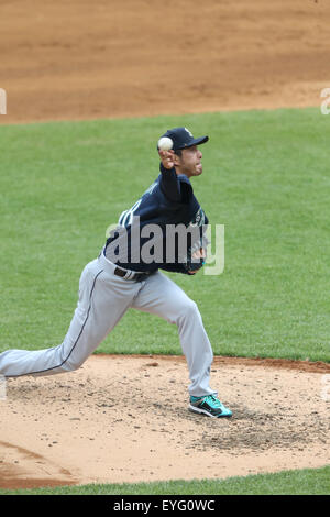 Il Bronx, New York, Stati Uniti d'America. 18 Luglio, 2015. Hisashi Iwakuma (marittimi), 18 luglio 2015 - MLB : Hisashi Iwakuma dei Seattle Mariners piazzole durante il Major League Baseball gioco contro i New York Yankees allo Yankee Stadium nel Bronx, New York, Stati Uniti. © Thomas Anderson/AFLO/Alamy Live News Foto Stock