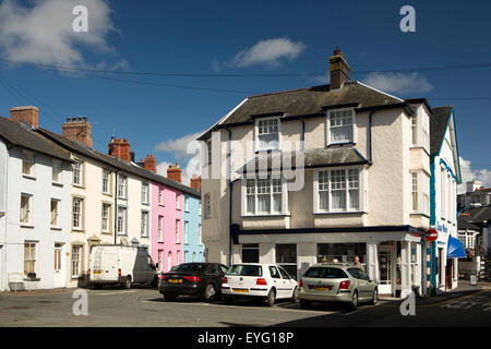 Regno Unito Galles, Gwynedd, Aberdovey, Old Market Place e New Street, dipinta in maniera colorata terrazza di case Foto Stock