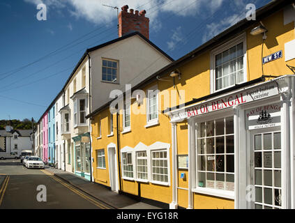 Regno Unito Galles, Gwynedd, Aberdovey, New Street, dipinta in maniera colorata terrazza di case e la baia del Bengala da asporto Foto Stock