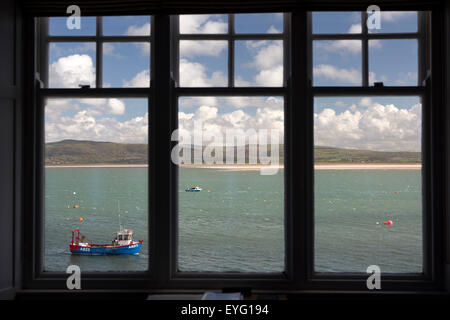 Regno Unito Galles, Gwynedd, Aberdovey, vista mare oltre il Dovey estuario dalla Britannia Inn camera da letto Foto Stock