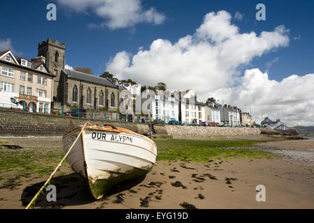 Regno Unito Galles, Gwynedd, Aberdovey, barca da pesca di gara sul porto spiaggia a bassa marea Foto Stock