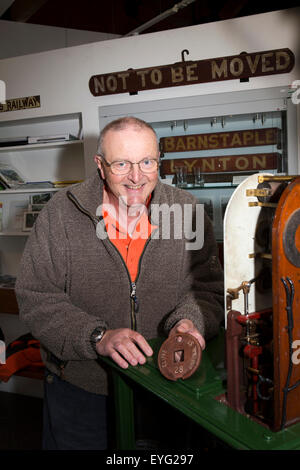 Regno Unito Galles, Gwynedd, Towyn, Tal-y-Llyn ferroviarie, Mike Christianson mantenendo compressa attrezzature nel museo Foto Stock