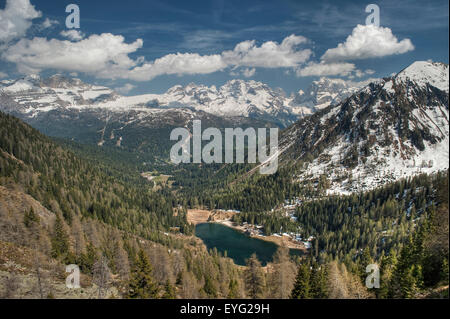 Italia centrale delle Alpi Trentino Parco Naturale Adamello-Brenta Lago Nambino Madonna di Campiglio ValleyMt. Pancugolo bg.: snow-capped Foto Stock