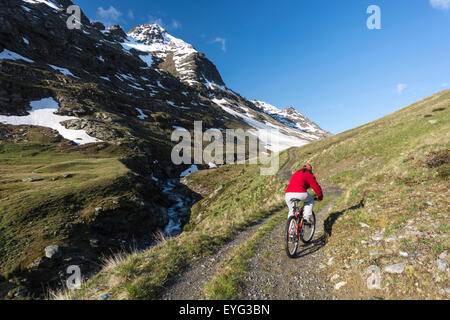 Italia Lombardia Parco Nazionale dello Stelvio Alpi Valle di Rezzalo percorso ciclo bg.: Mt. Costa di Gavia Foto Stock