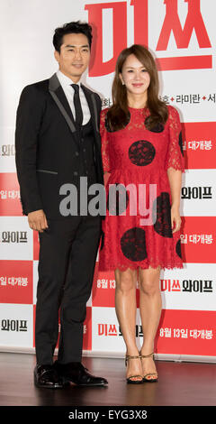 Canzone Seung-Heon e Jung-Hwa Uhm, Lug 28, 2015 : sud coreano attore Song Seung-heon (L) e l'attrice e cantante Uhm Jung-hwa pongono nel corso di un evento stampa la promozione del loro nuovo film, 'Miss moglie' a Seul, in Corea del Sud. © Lee Jae-Won/AFLO/Alamy Live News Foto Stock