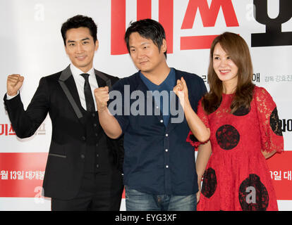 Canzone Seung-Heon, Kang Hyo-Jin e Jung-Hwa Uhm, Lug 28, 2015 : (L-R) sud coreano attore Song Seung-heon, regista Kang Hyo-jin e attrice e cantante Uhm Jung-hwa pongono nel corso di un evento stampa la promozione del loro nuovo film, 'Miss moglie' a Seul, in Corea del Sud. © Lee Jae-Won/AFLO/Alamy Live News Foto Stock