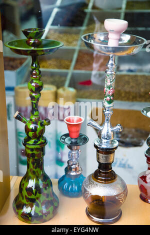 Emirati arabi uniti, Al Raffa area del centro città; Dubai, negozio di vendita narghilè tubi in vetro anteriore Foto Stock