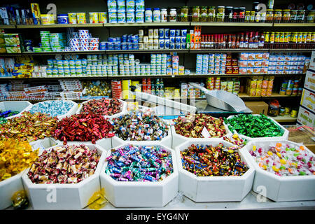 Emirati arabi uniti, Al Raffa area del centro città; Dubai, negozio di dolciumi e dadi Foto Stock