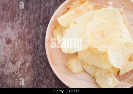 Croccanti patatine su sfondo di legno, stock photo Foto Stock