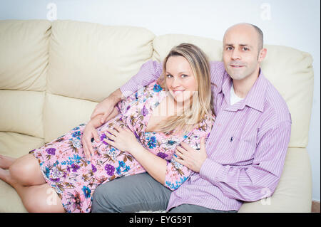 Donna incinta con il marito Foto Stock